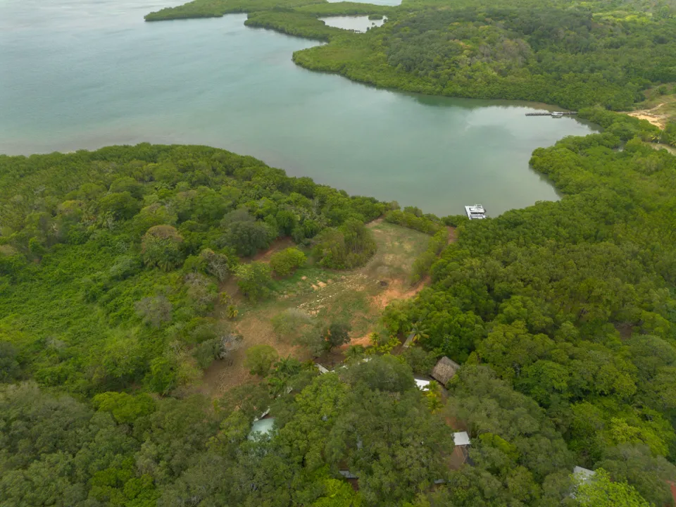 Man O War Cay, Protected Harbor Waterfront — Mud Hole, Roatán