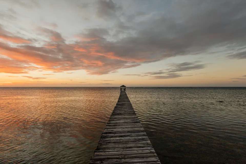 Beachfront Living & Income Retreat — Sandy Bay, Roatán