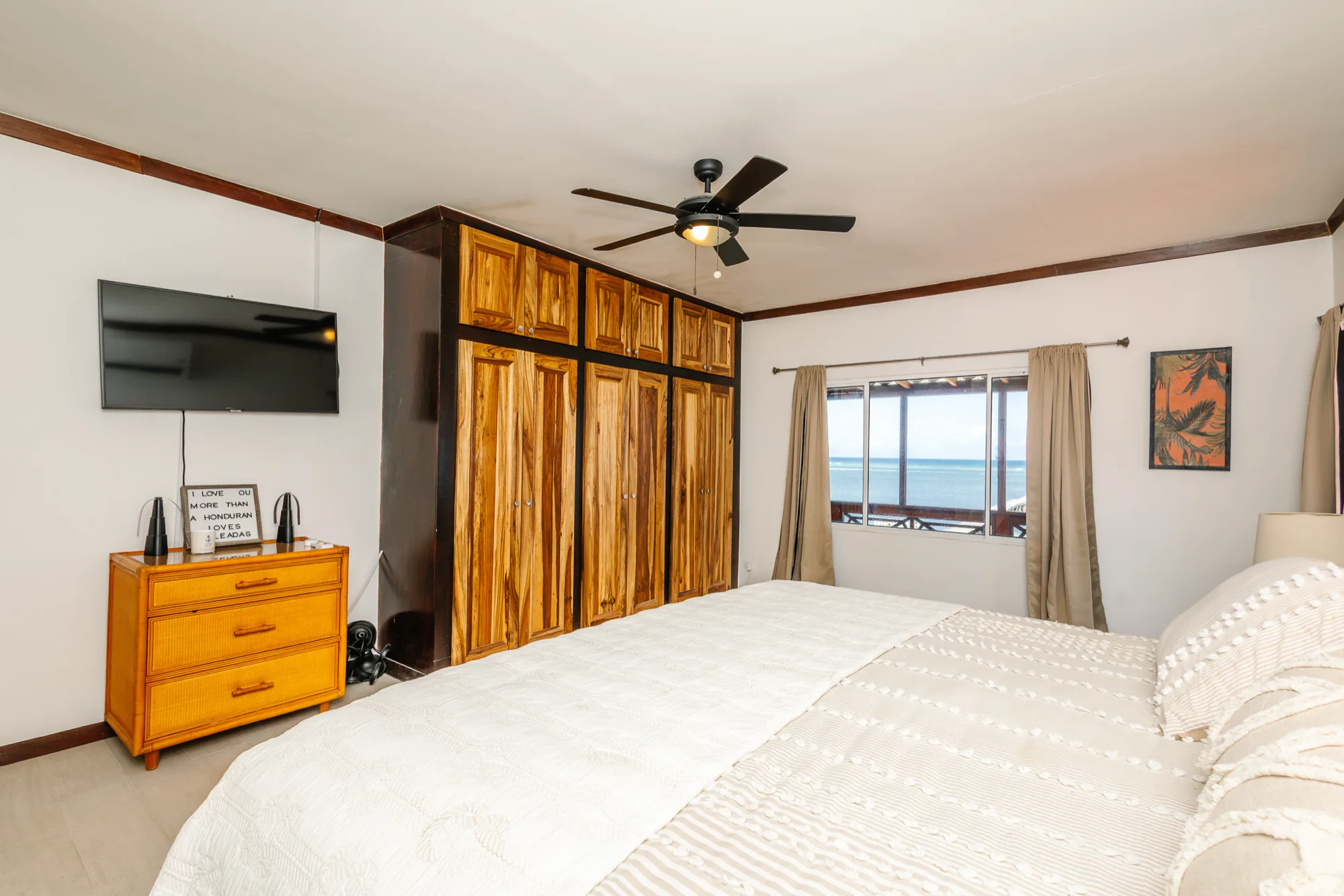 Beachfront Living & Income Retreat — interior photo 13 of 37