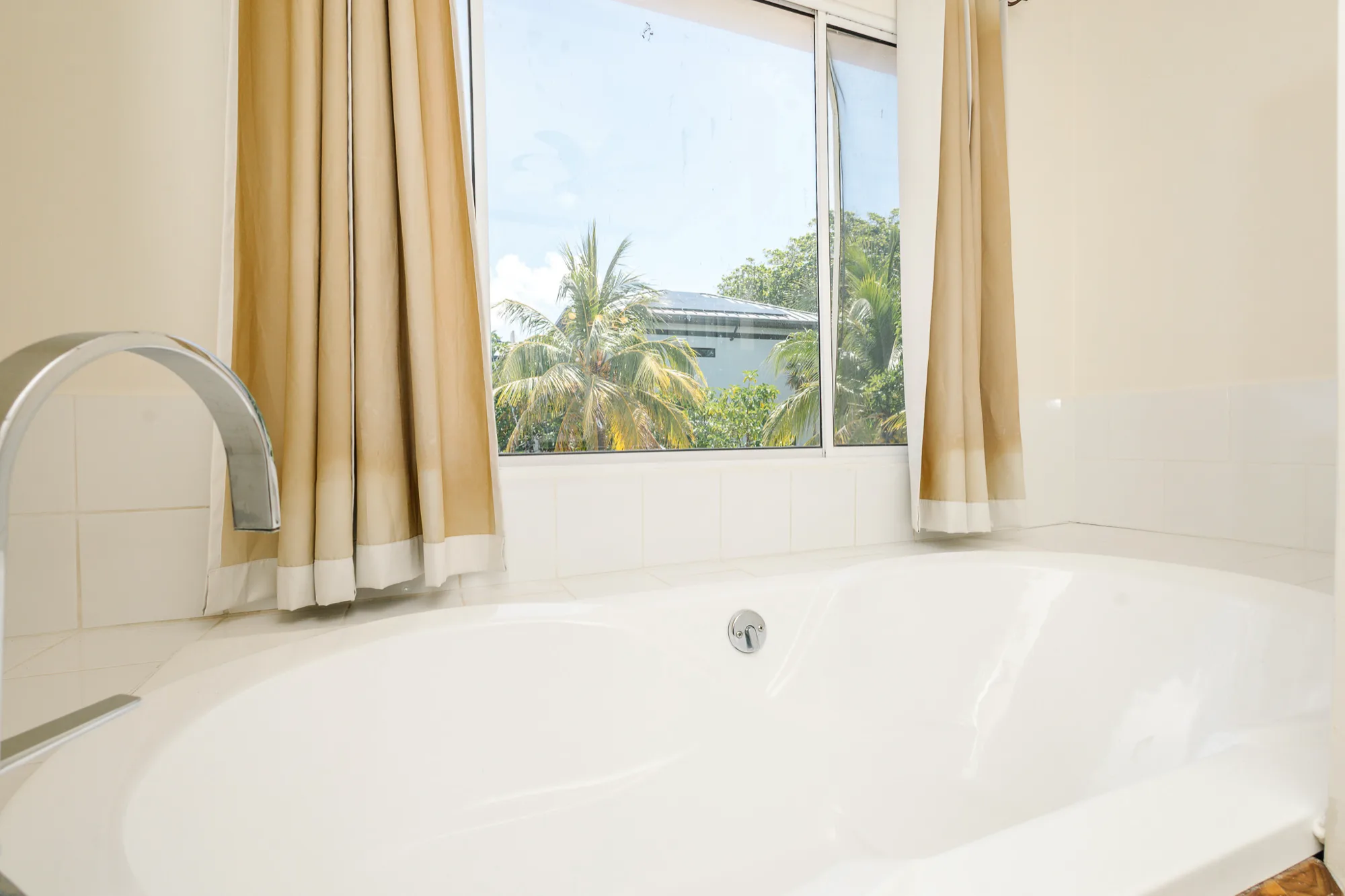 Beachfront Living & Income Retreat — interior photo 18 of 37