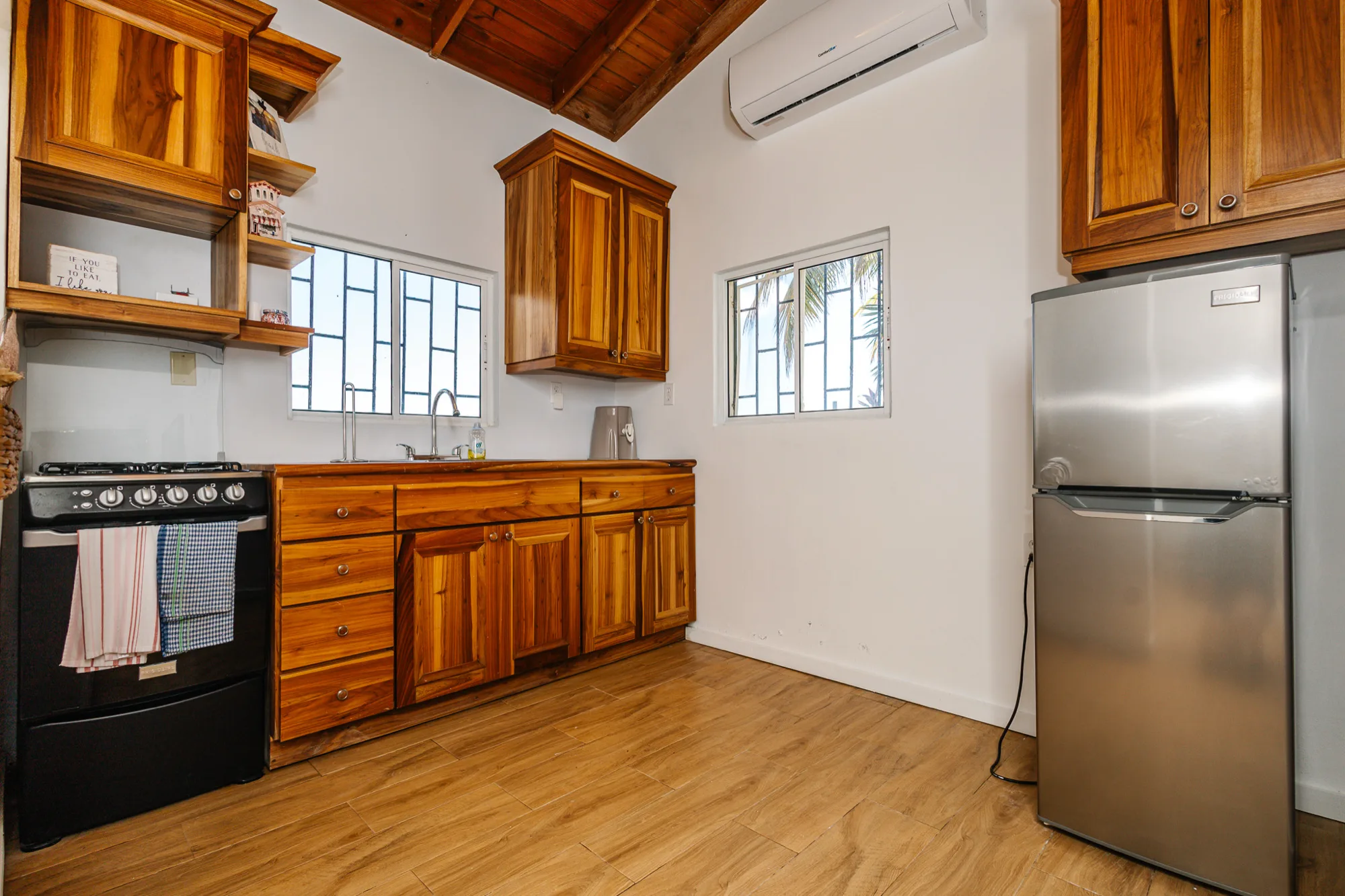 Beachfront Living & Income Retreat — interior photo 27 of 37