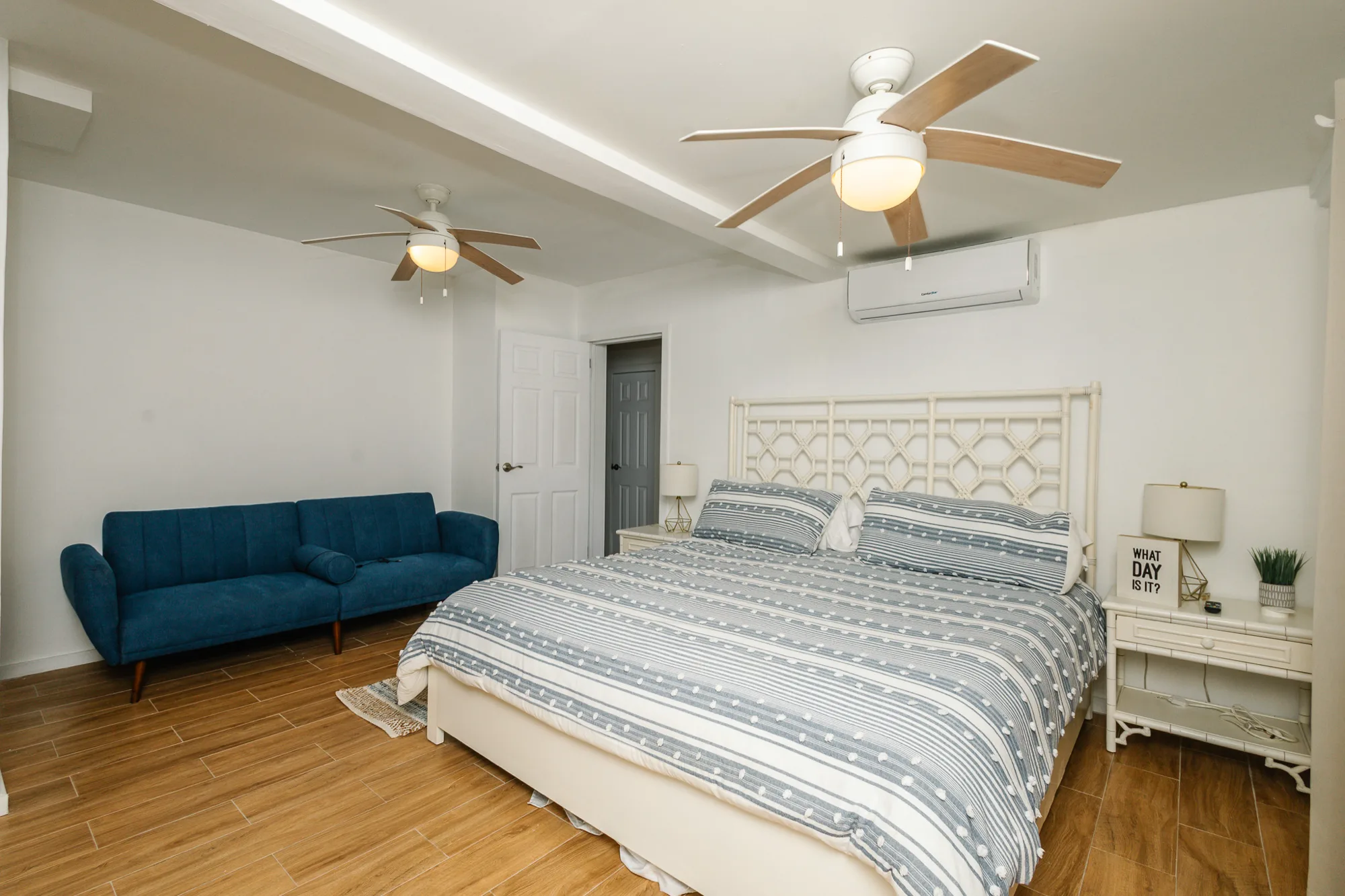 Beachfront Living & Income Retreat — interior photo 29 of 37