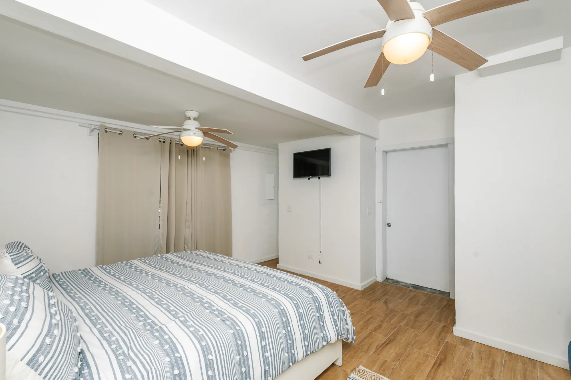 Beachfront Living & Income Retreat — interior photo 32 of 37