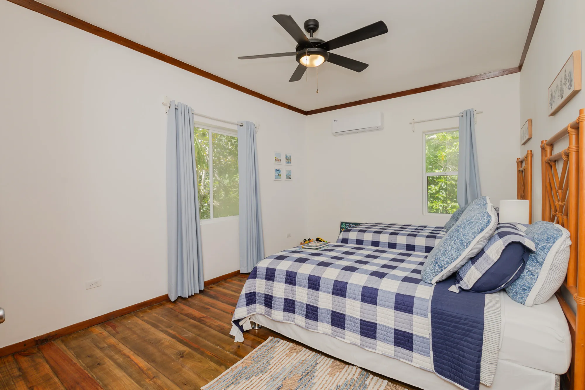 Beachfront Living & Income Retreat — interior photo 8 of 37
