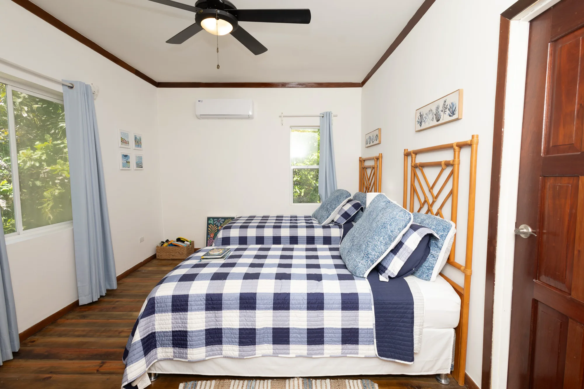 Beachfront Living & Income Retreat — interior photo 9 of 37